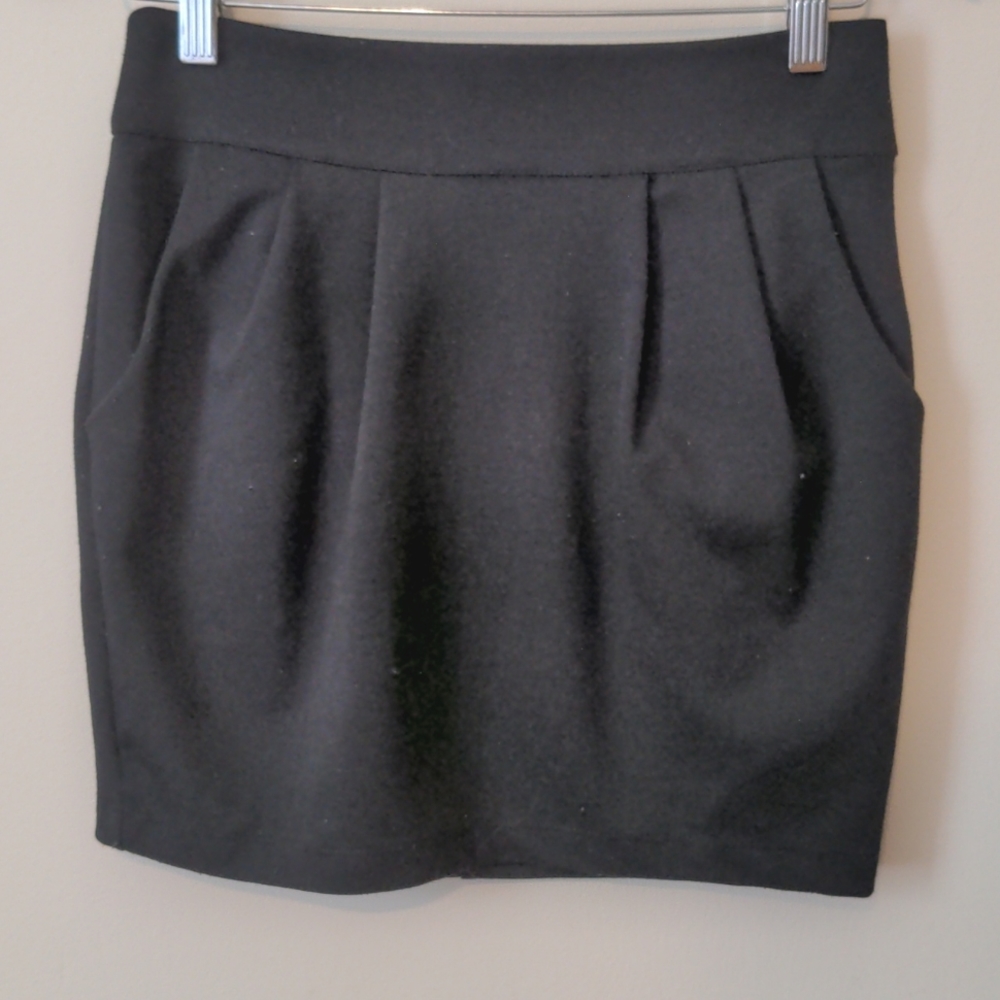 Pleated basic black mini skirt with pockets